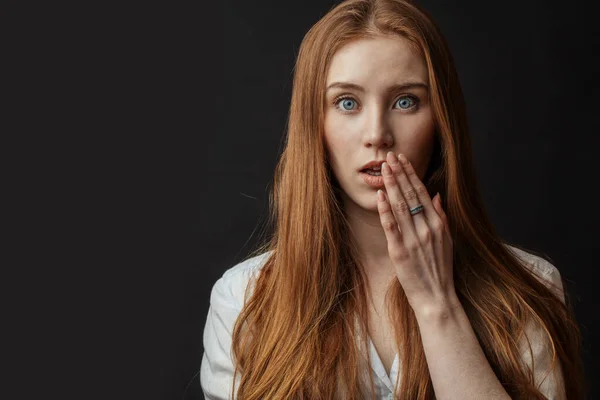 Mujer joven tierna con hermosos ojos y cabello largo y suelto de jengibre —  Fotos de Stock