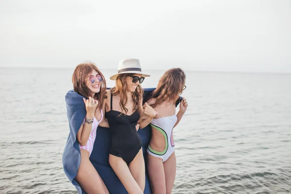 Mujeres en la playa con cuadros después de la noche, vacaciones de verano, vacaciones, viajes — Foto de Stock