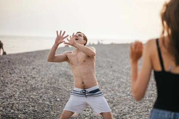 El grupo de personas se divierten y juegan voleibol playa en el día de verano — Foto de Stock