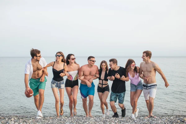 Grupa Przyjaciół Spacerując po plaży, bawiąc się, kobieta na barana, zabawne wakacje — Zdjęcie stockowe