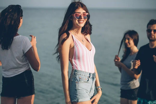 Giovane donna bella sottile sulla spiaggia, giocoso, ballando, vacanza estiva, divertirsi, umore positivo, felice — Foto Stock