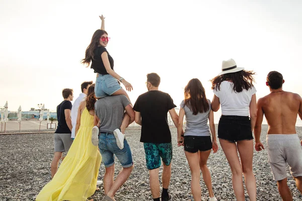 Happy mans and womans walk at the beach Group of friends enjoying beach holidays — Stock Photo, Image