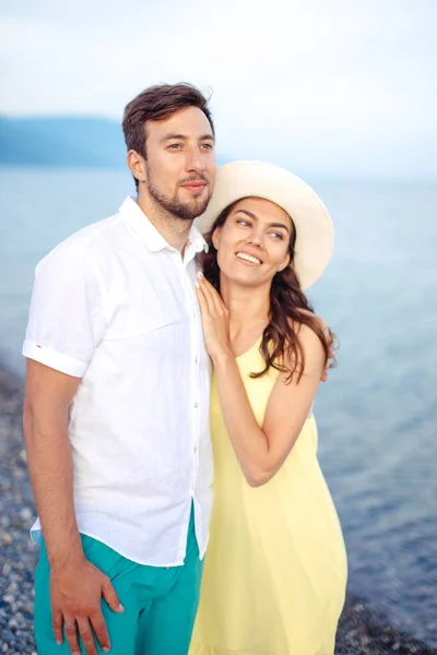 Casal de mãos dadas na praia e caminhar e desfrutar juntos — Fotografia de Stock