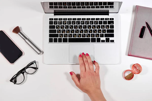 Werktijden. secretaresse die een werkdocument typt — Stockfoto