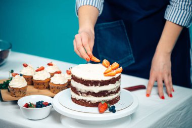 Adım adım çörekleri böğürtlenlerle süsleme süreci