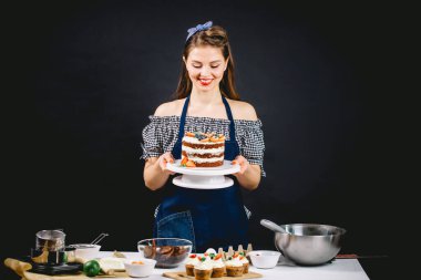 Pin-up stili kadın pasta sunar.