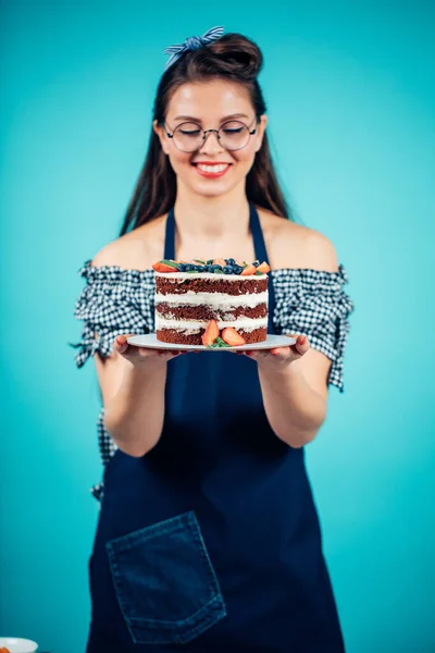 Joven mujer vestida románticamente presentando pastel —  Fotos de Stock