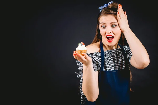 La tentación de la magdalena a la ración. Mujer sosteniendo dulce delicioso cupcake — Foto de Stock