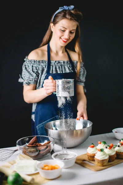 El blogger confitero da una lección de hornear pastel. Clase magistral culinaria —  Fotos de Stock