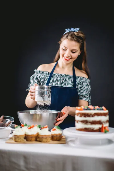 El blogger confitero da una lección de hornear pastel. Clase magistral culinaria —  Fotos de Stock