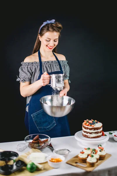 El blogger confitero da una lección de hornear pastel. Clase magistral culinaria —  Fotos de Stock