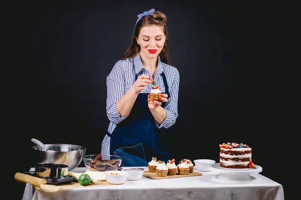 Γυναίκα διακόσμηση νόστιμο κέικ — Φωτογραφία Αρχείου
