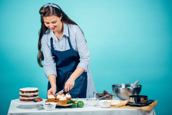 Mujer decoración delicioso pastel —  Fotos de Stock