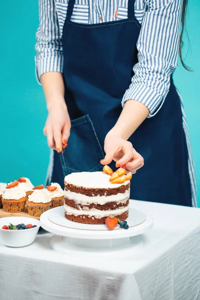 Mujer decoración delicioso pastel —  Fotos de Stock