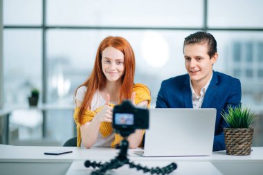 İki video blogcusu başparmak kaldırıyor ve gülümsüyor