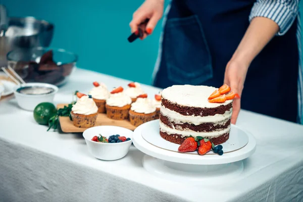 Proceso paso a paso de decoración de cupcakes con bayas — Foto de Stock