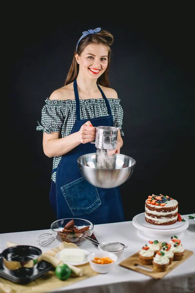 Bloger cukierniczy daje lekcję pieczenia ciasta. Kulinarne mistrzowskie zajęcia — Zdjęcie stockowe