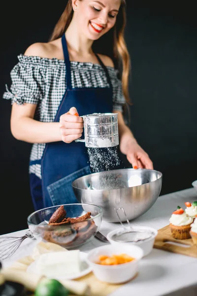 Confectioner blogger gives lesson of baking Cake. Culinary masterclass — Stock Photo, Image