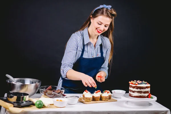 おいしいケーキを飾る女性 — ストック写真