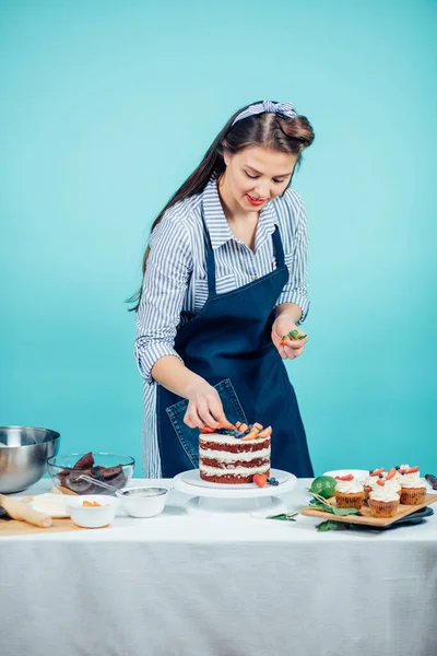 Mujer decoración delicioso pastel —  Fotos de Stock