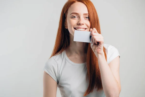 Concept de personnes, de vente et de consumérisme - gros plan de la femme heureuse avec carte de crédit. — Photo