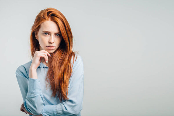 женщина с веснушками и пушистыми губами, разочаровавшая несчастливый взгляд