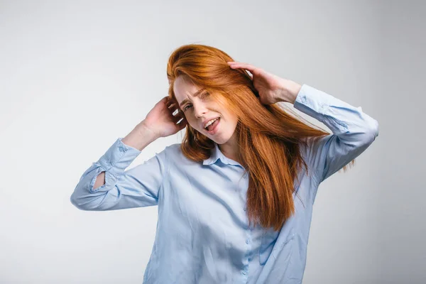 Donna dai capelli rossi in camicia blu che balla o si rallegra di qualcosa — Foto Stock