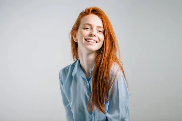 Menina ruiva feliz sorrindo olhando para a câmera — Fotografia de Stock