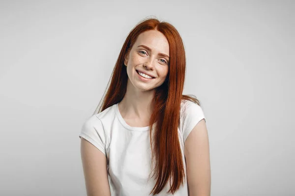 Zdjęcie głowy Portret szczęśliwej rudej dziewczyny z piegami uśmiechniętymi do kamery — Zdjęcie stockowe