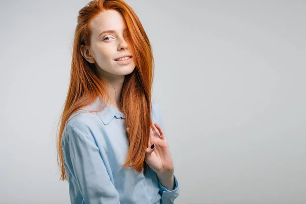 Boldog vörös hajú lány mosolyog a kamerába — Stock Fotó