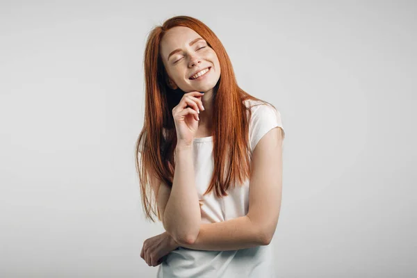 Mooi gember meisje glimlachen poseren met gesloten ogen — Stockfoto