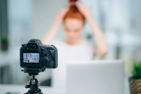 Kobieta robi wideo do swojego bloga na fryzurę za pomocą kamery — Zdjęcie stockowe