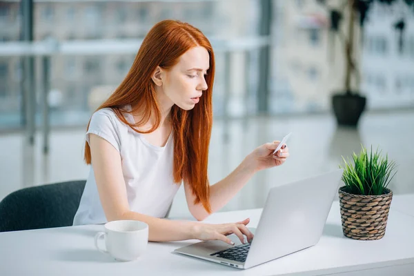 Belanja gadis membeli online dengan laptop dan kartu kredit — Stok Foto