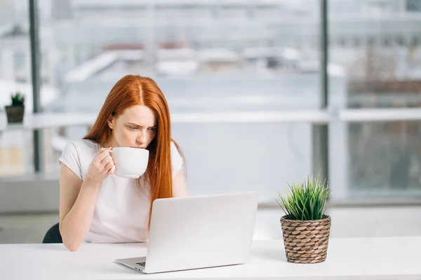 Wanita berambut merah hipster cantik menggunakan laptop di kantor — Stok Foto