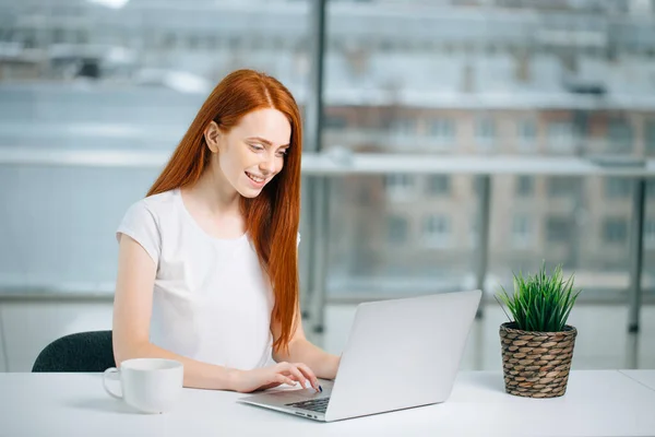 Wanita mengetik di laptop di tempat kerja Wanita yang bekerja di kantor rumah keyboard — Stok Foto