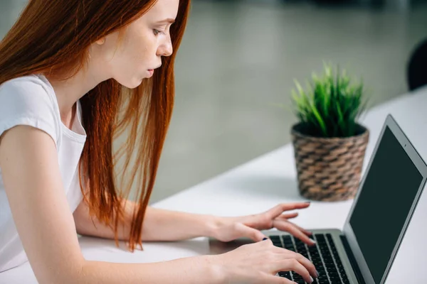 Wanita mengetik di laptop di tempat kerja Wanita yang bekerja di kantor rumah keyboard — Stok Foto