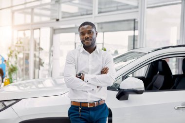 Siyah adam bayilikten memnun.