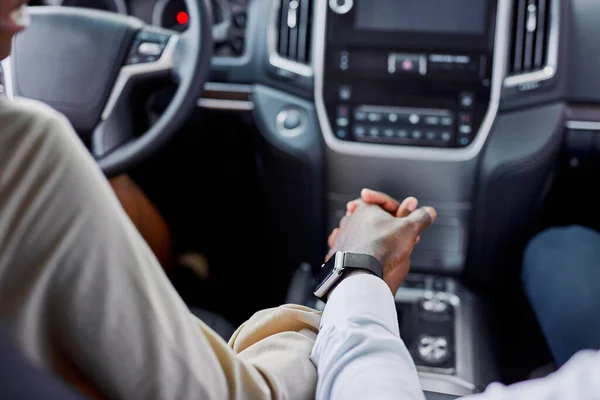 Couple holds each others hand inside of car — Stock Photo, Image