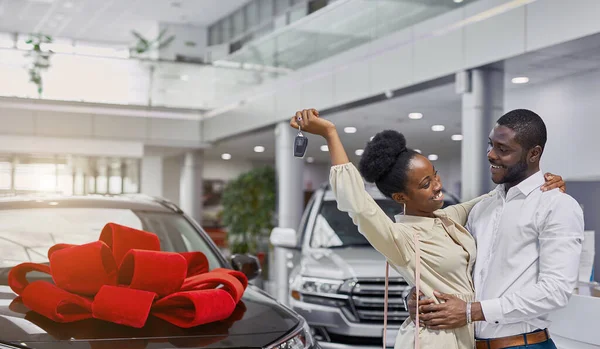 Mulher africana é feliz depois de obter um carro pelo marido — Fotografia de Stock