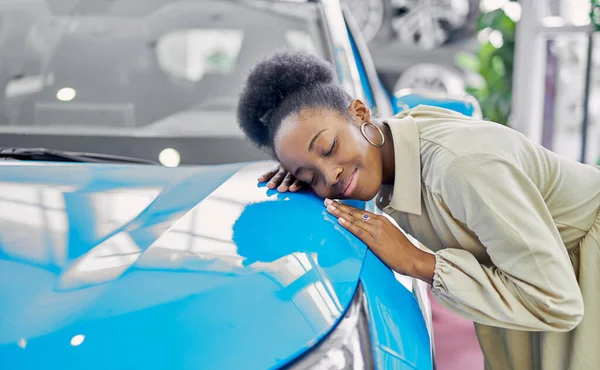 Aantrekkelijk afro vrouw genieten van het zijn eigenaar van nieuwe auto — Stockfoto