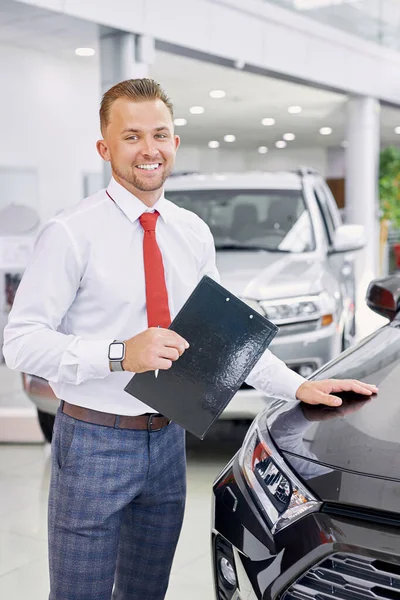 Retrato de joven consultor de sala de exposición de coches —  Fotos de Stock