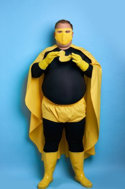 Hevesli temizlik süper kahramanı mavi arka planda izole edildi