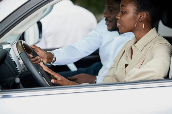 Imagina-nos na estrada. retrato de casal africano feliz verificando um carro — Fotografia de Stock