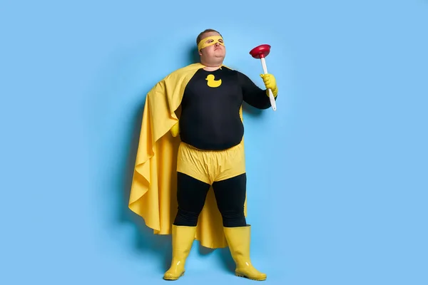 Potret membersihkan superhero dengan plunger — Stok Foto
