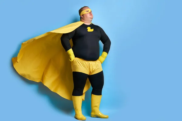 Bravo super-herói homem quer proteger o mundo da sujeira e do mal — Fotografia de Stock