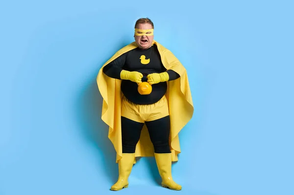 Superhéroe divertido gordo derrotará a todos —  Fotos de Stock