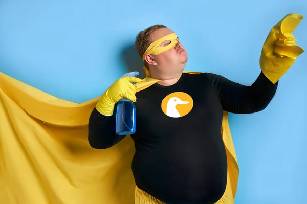 Engraçado alegre homem gordo com detergente nas mãos — Fotografia de Stock