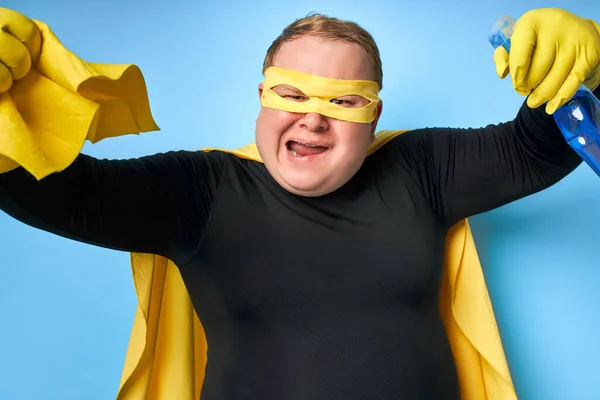 Sobrepeso super herói homem usar detergentes — Fotografia de Stock