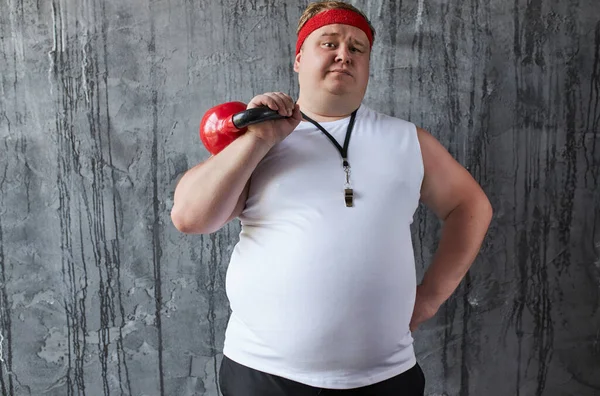 Hombre gordo deportivo con peso para entrenar en las manos —  Fotos de Stock