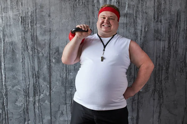Hombre deportivo con sobrepeso muestra su fuerza y competencia —  Fotos de Stock